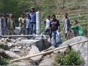 Installation einer “Widderpumpe” in Nepal. Die Pumpe arbeitet rein mechanisch ohne Strom und bewässert ein Feld mit 250 m Höhenunterschied. Teilfinanziert von der ISO-ELEKTRA Stiftung, Partner “Freundeskreis Nepalhilfe, Bad Endbach”.